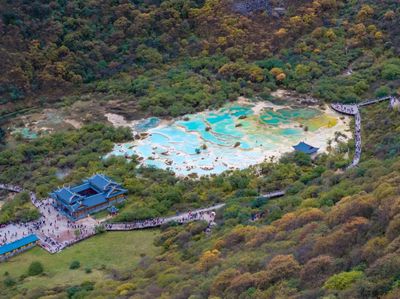 國(guó)內(nèi)景區(qū)客流高位運(yùn)行 黃龍創(chuàng)紀(jì)錄與黃果樹(shù)飽和下的管理挑戰(zhàn)